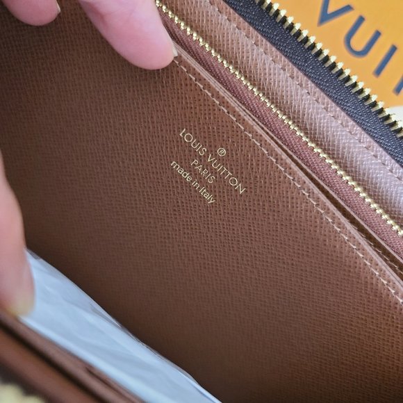 Louis Vuitton Zippy Wallet - Picture 13 of 15